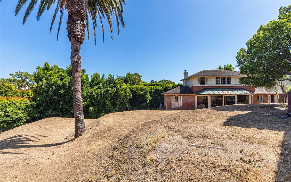 RARE OPPORTUNITY ON PRESTIGIOUS SUMMIT DRIVE | California Luxury Homes