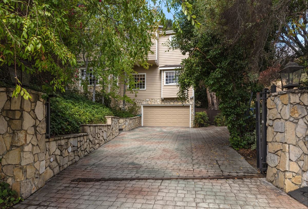 A GATED ESTATE IN THE HOLLYWOOD HILLS California Luxury Homes