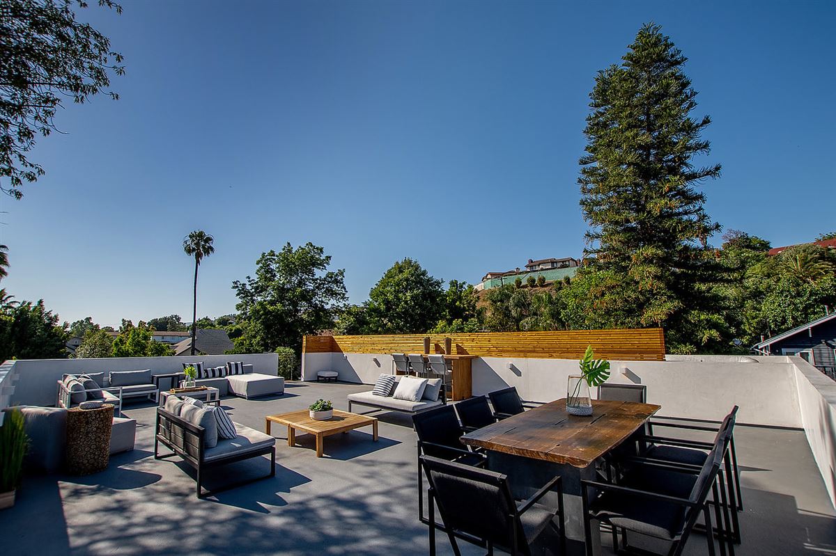 ARCHITECTURAL MODERN HOME SITUATED IN SILVER LAKE California Luxury