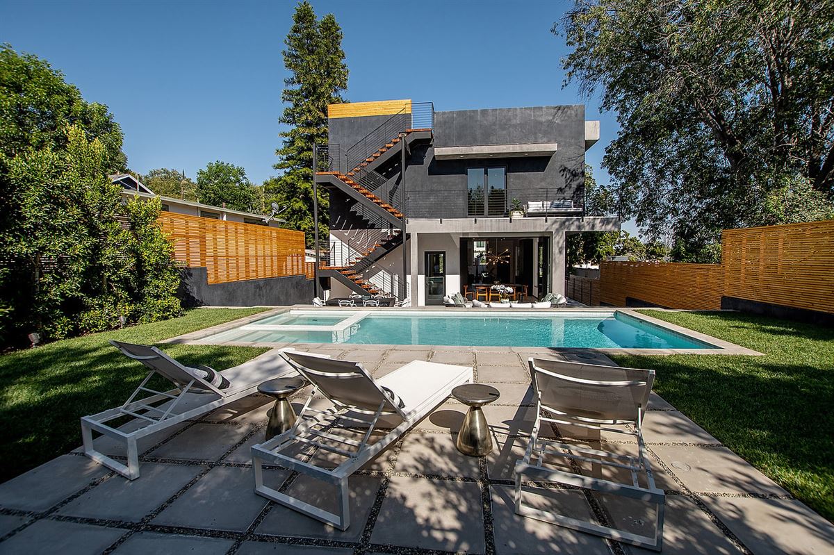 ARCHITECTURAL MODERN HOME SITUATED IN SILVER LAKE California Luxury
