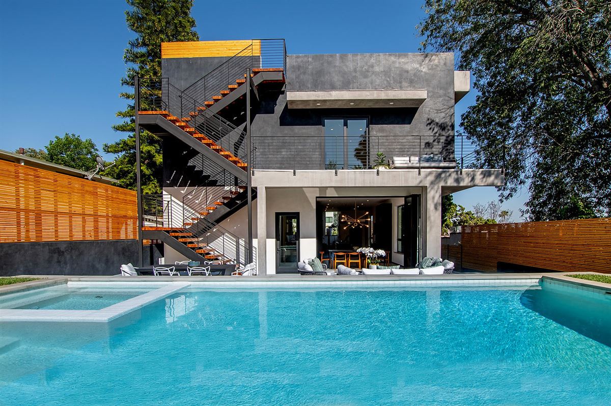 ARCHITECTURAL MODERN HOME SITUATED IN SILVER LAKE California Luxury