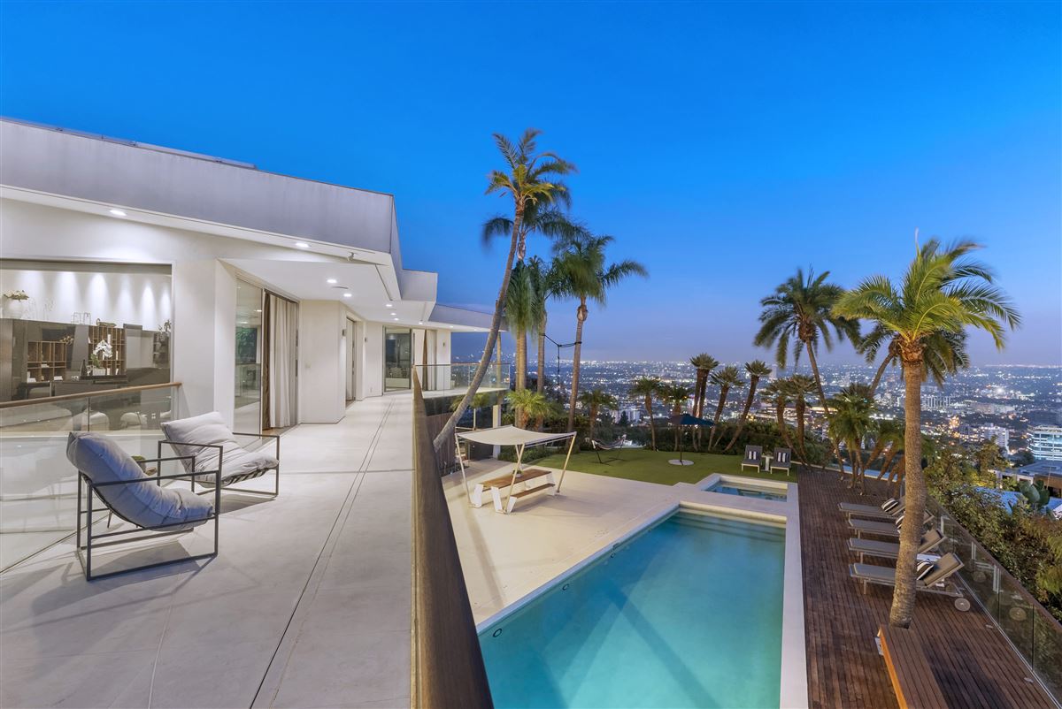 CONTEMPORARY MASTERPIECE AT THE TOP OF THE HOLLYWOOD HILLS | California ...