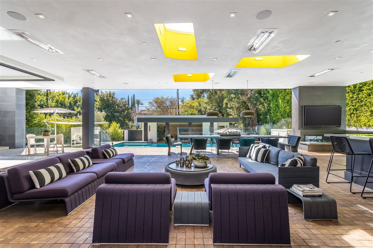 SHOWSTOPPING CONTEMPORARY IN THE BEVERLY HILLS FLATS California Luxury Homes Mansions For