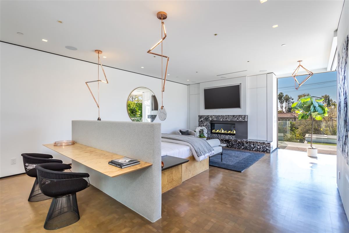 SHOWSTOPPING CONTEMPORARY IN THE BEVERLY HILLS FLATS California