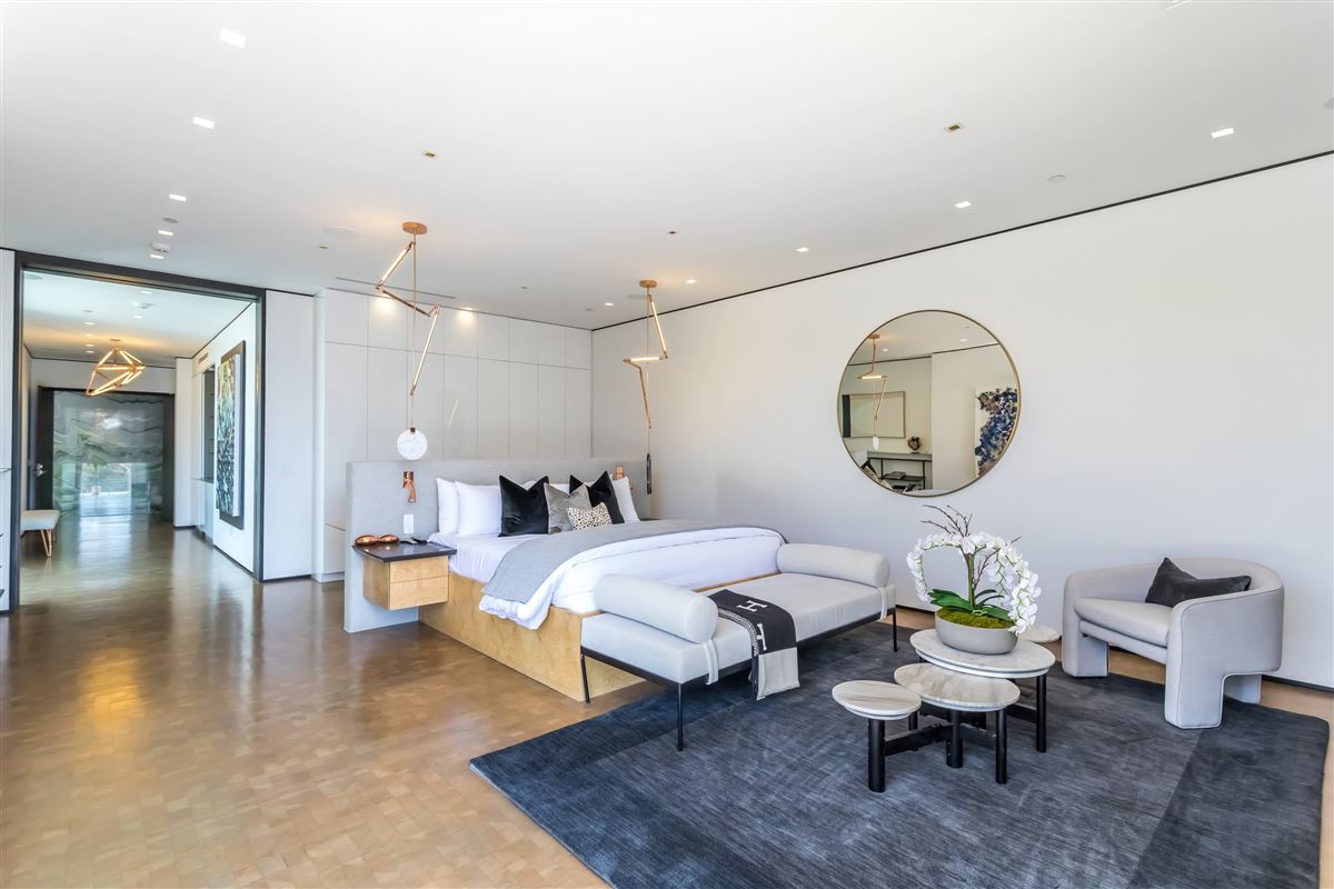 SHOWSTOPPING CONTEMPORARY IN THE BEVERLY HILLS FLATS California