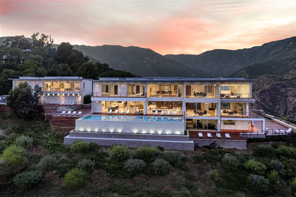 THE NEW CASTLE THE FIRST IN THE UNVARNISHED MALIBU SERIES