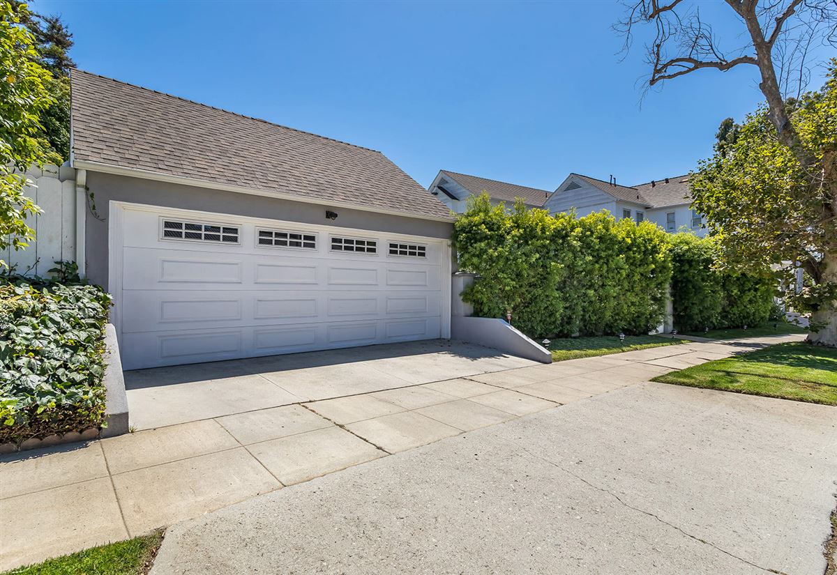 CHARMING TRADITIONAL IN THE HEART OF CHEVIOT HILLS California Luxury Homes Mansions For Sale