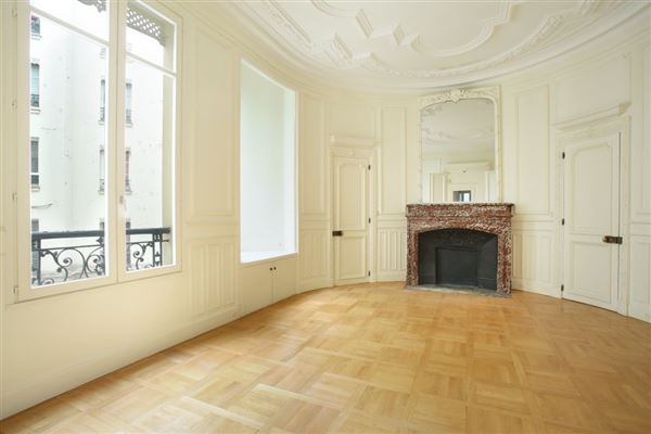 Luxury real estate 見事に改修されたアパート