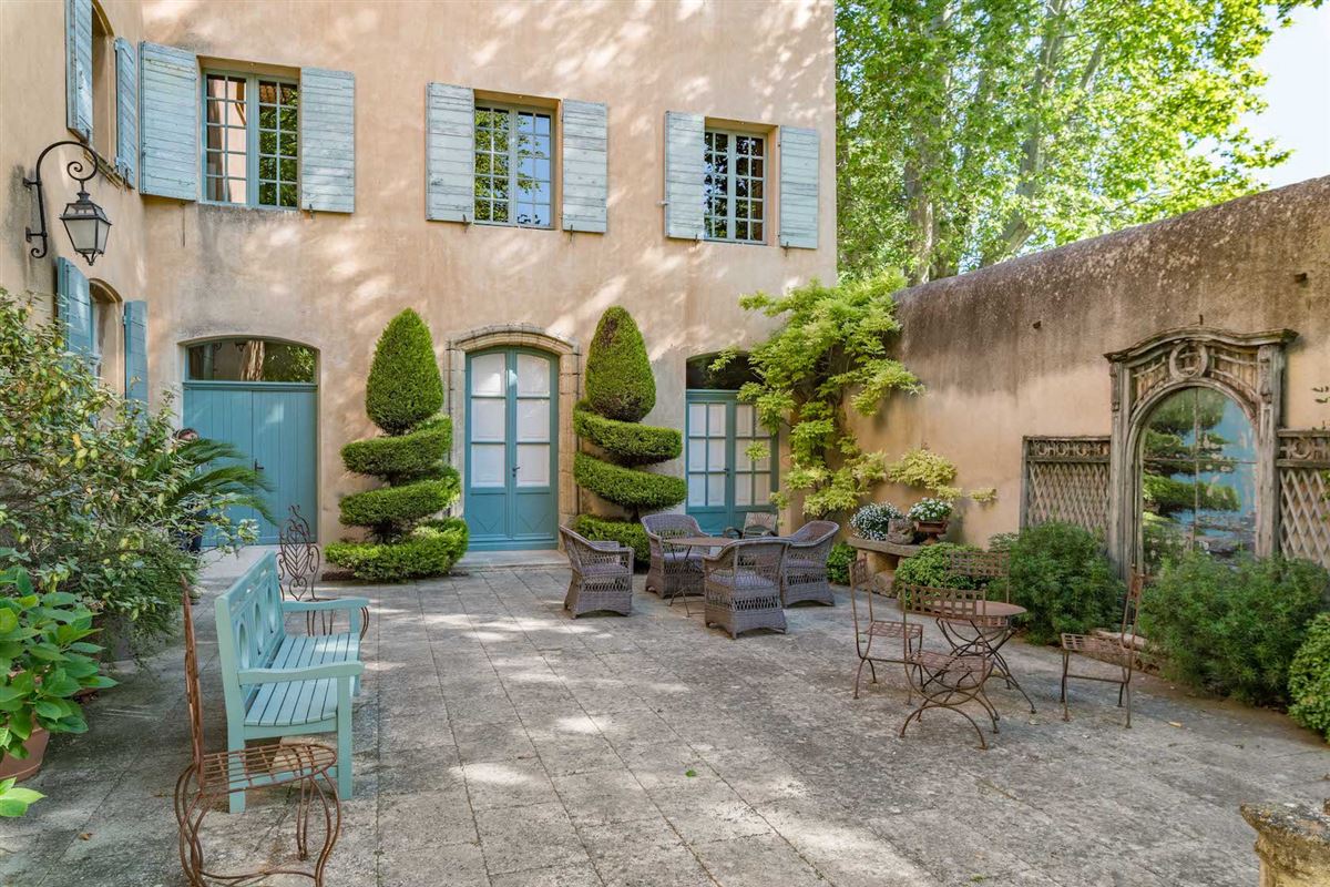 EXCEPTIONAL PROPERTY IN THE AIX EN PROVENCE COUNTRYSIDE France Luxury