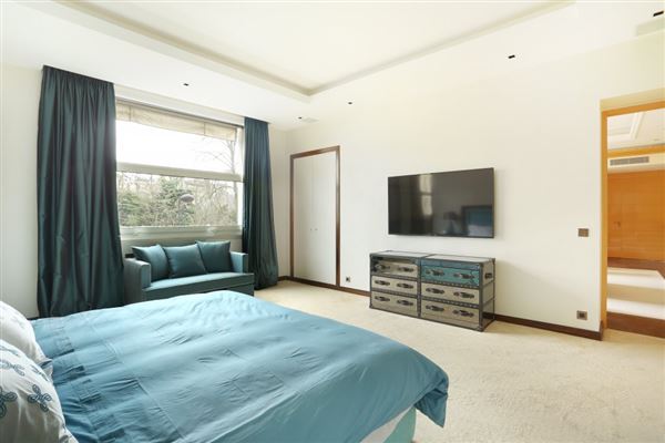 Luxury properties 巴黎华丽的一楼出租公寓