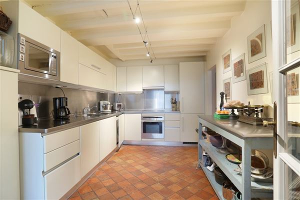 Luxury properties 在一幢精美的建筑中