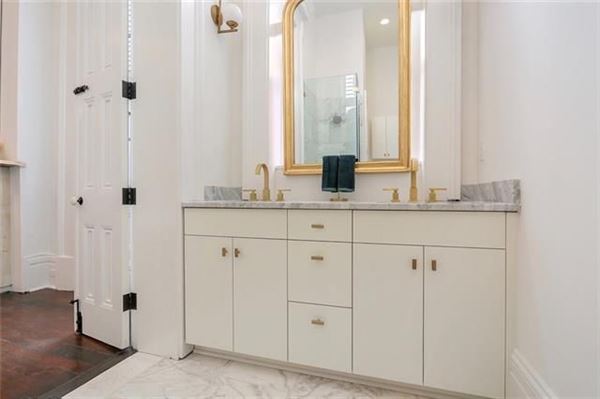 Mansions in 一楼公寓的翻新和修复