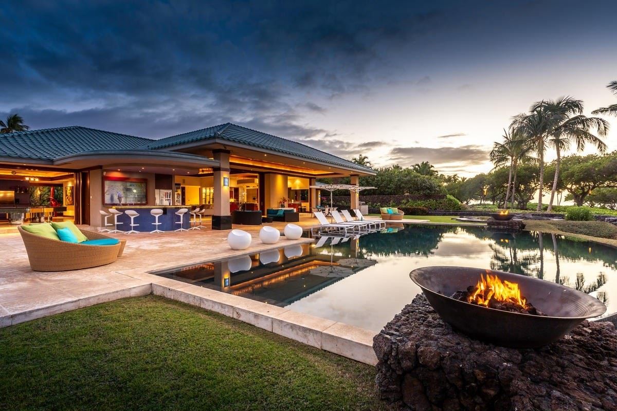 CONTEMPORARY BEACHFRONT LIVING WITH A CASUALLY ELEGANT VIBE Hawaii Luxury Homes Mansions For