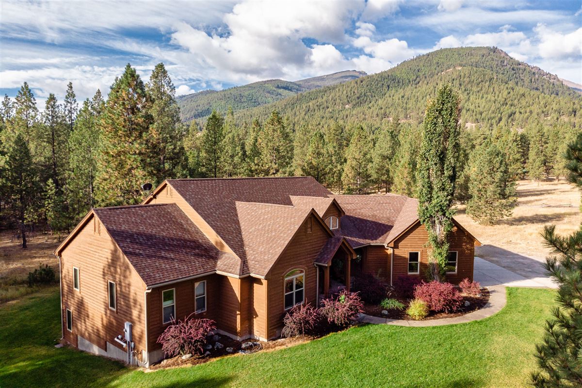 BEAUTIFUL HOME ON 20 PRIVATE ACRES Montana Luxury Homes Mansions
