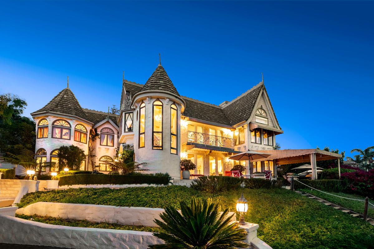 stunning-victorian-with-panoramic-ocean-views-california-luxury-homes