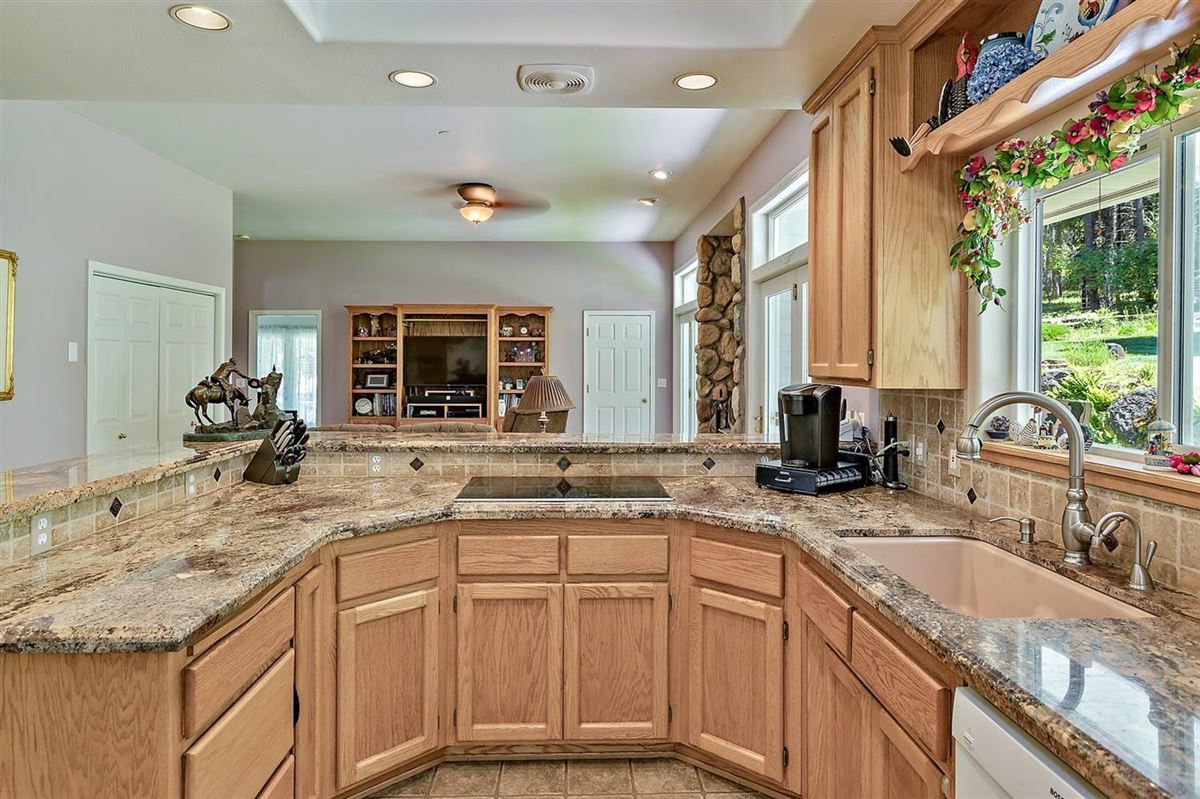 Luxury homes 宽敞而现代的牧场和度假风格的生活