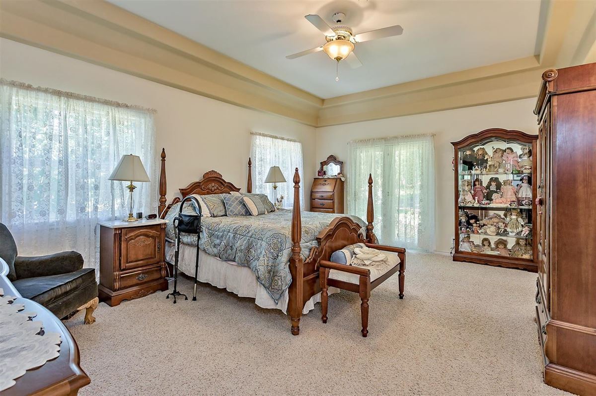 Luxury real estate 宽敞而现代的牧场和度假风格的生活