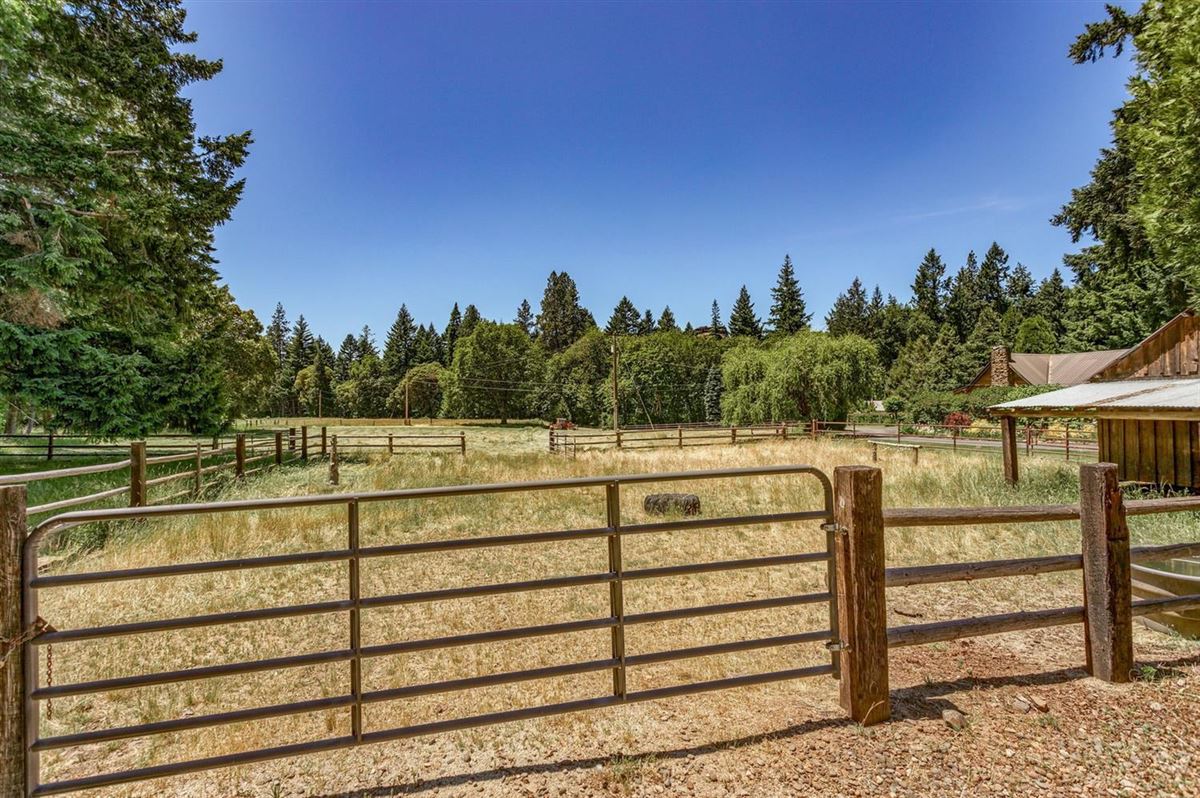 宽敞而现代的牧场和度假风格的生活 mansions