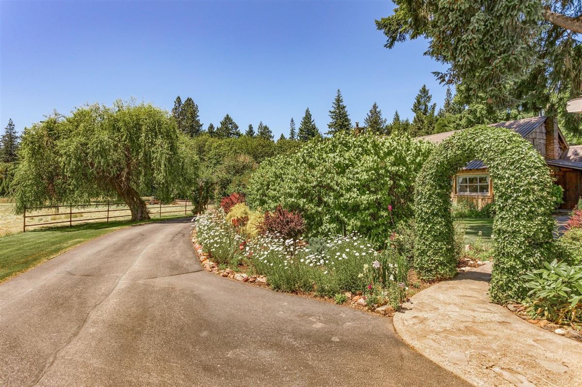 Mansions in 宽敞而现代的牧场和度假风格的生活