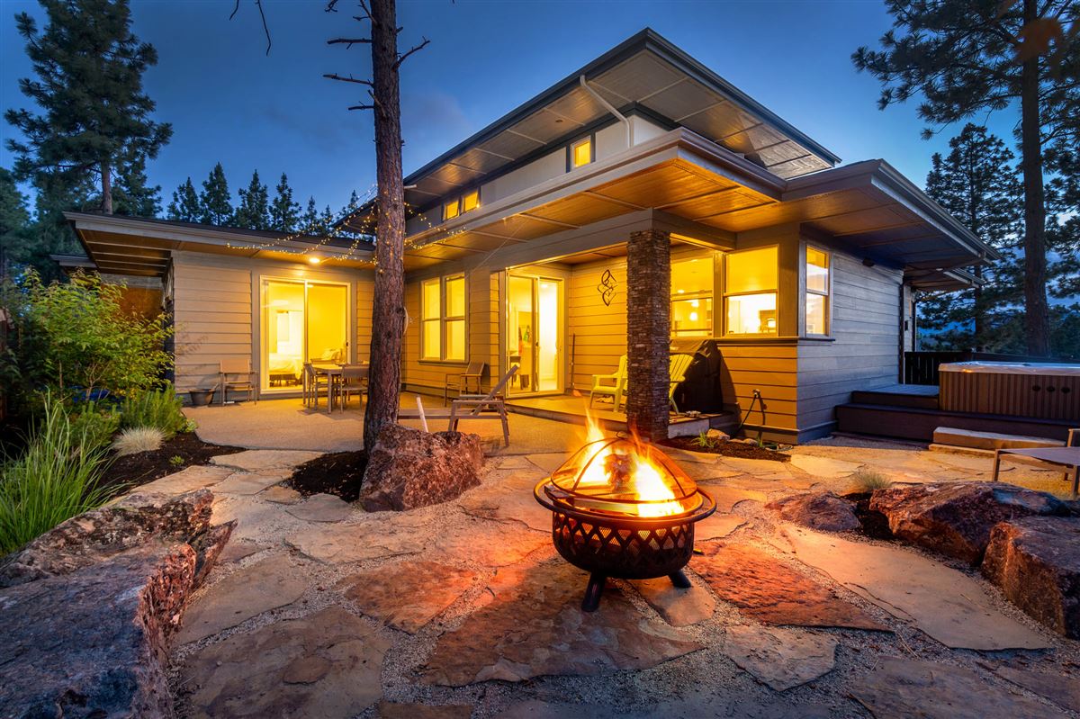 BEAUTIFULLY APPOINTED MODERN PRAIRIE HOME Oregon Luxury Homes