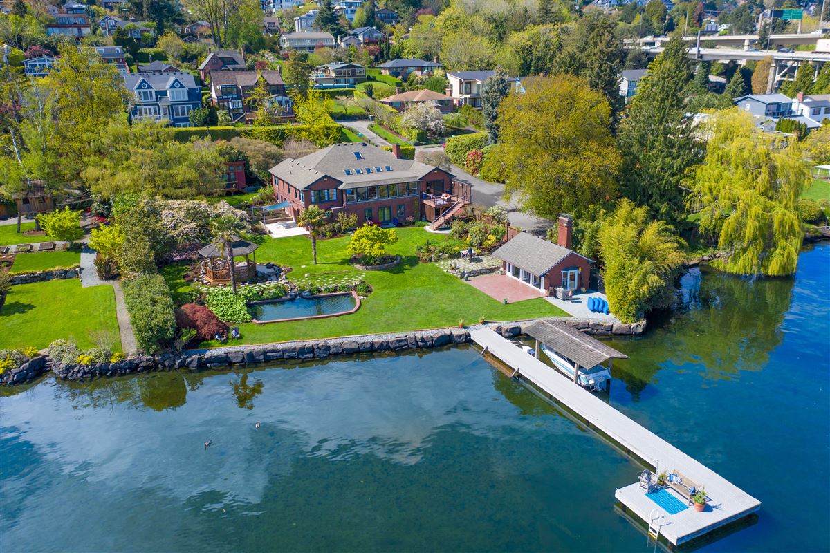 PRIVATE LAKE WASHINGTON WALLED COMPOUND Washington Luxury Homes