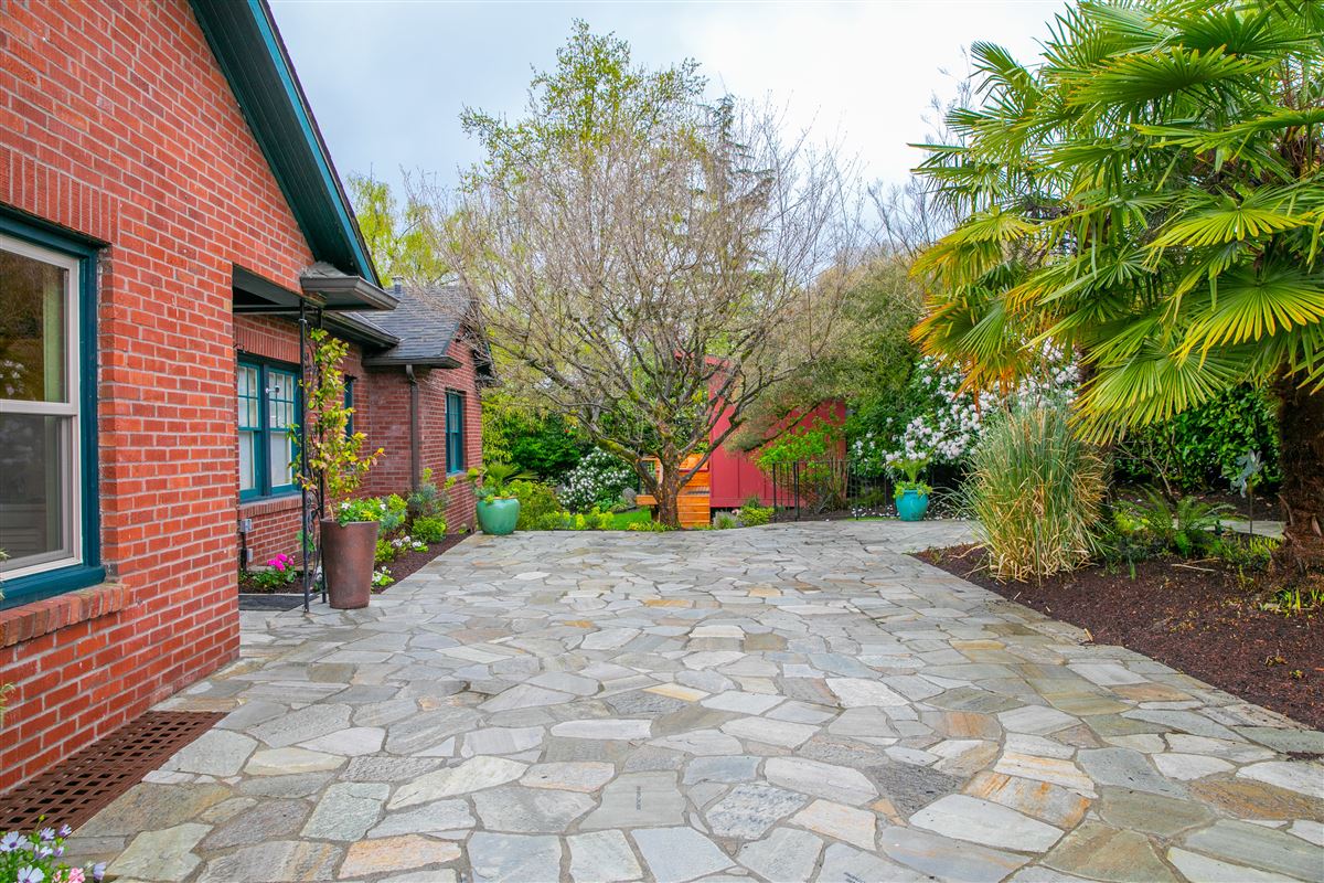 PRIVATE LAKE WASHINGTON WALLED COMPOUND Washington Luxury Homes