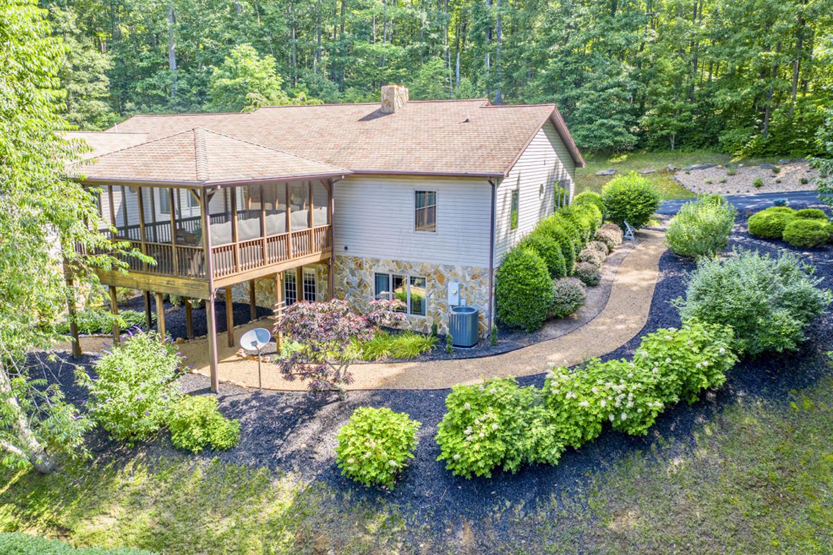 CUSTOM BUILT RANCH ON OVER 49 ACRES Virginia Luxury Homes Mansions