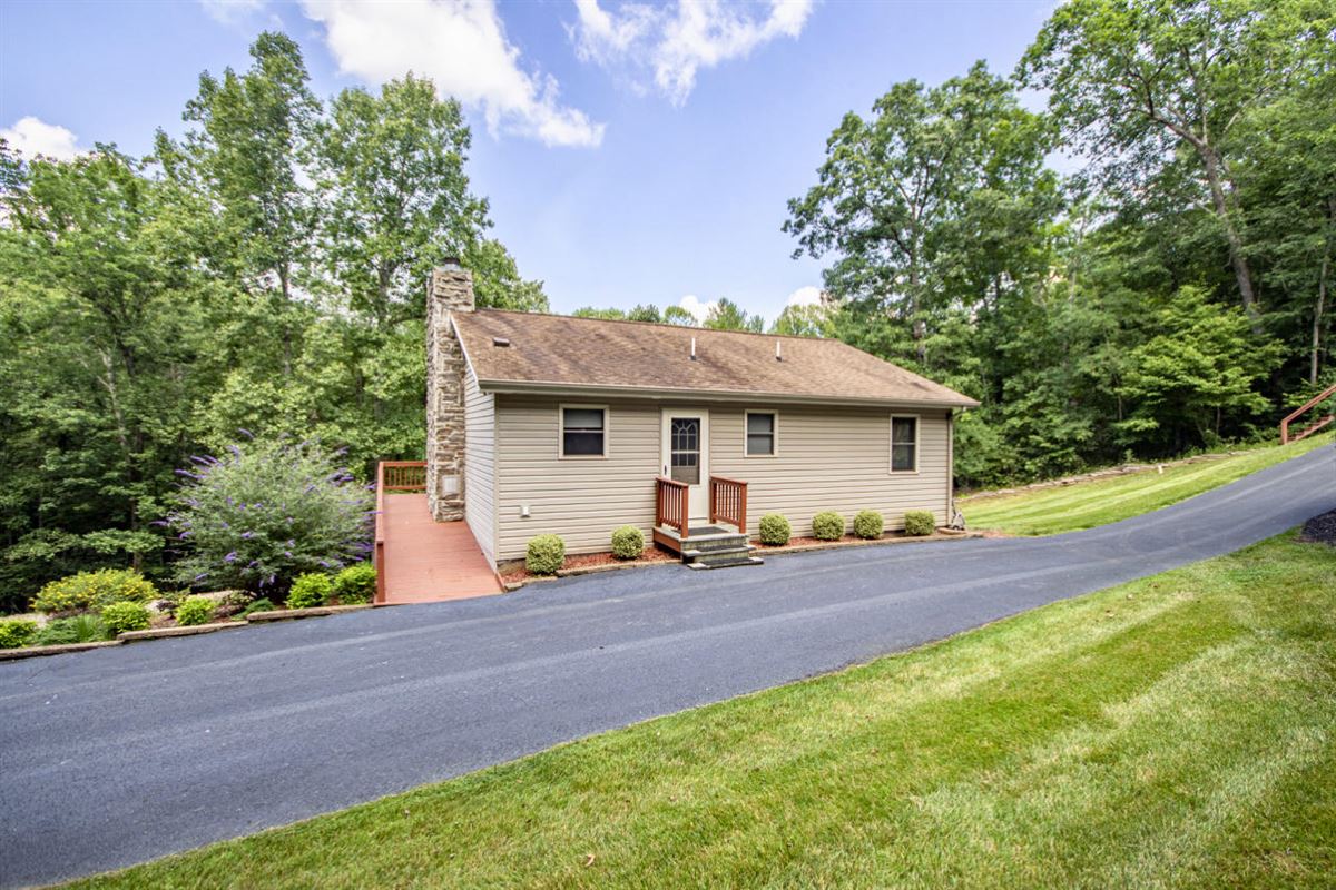 CUSTOM BUILT RANCH ON OVER 49 ACRES | Virginia Luxury Homes | Mansions ...