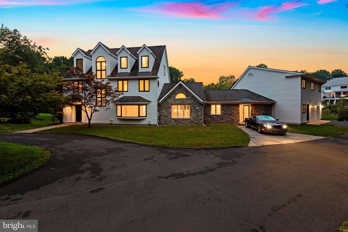 UNIQUE TRADITIONAL SEVEN BEDROOM HOME Virginia Luxury Homes
