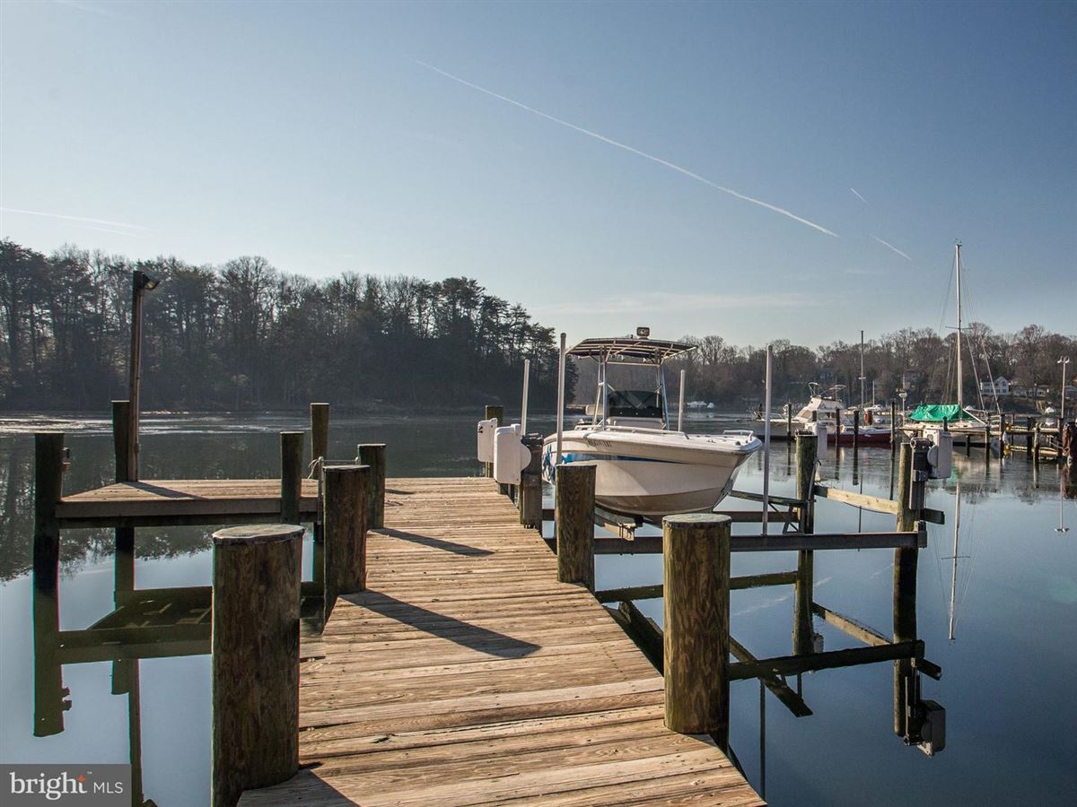 EXQUISITE COLONIAL IN BLUFF POINT ON THE SEVERN RIVER Maryland Luxury