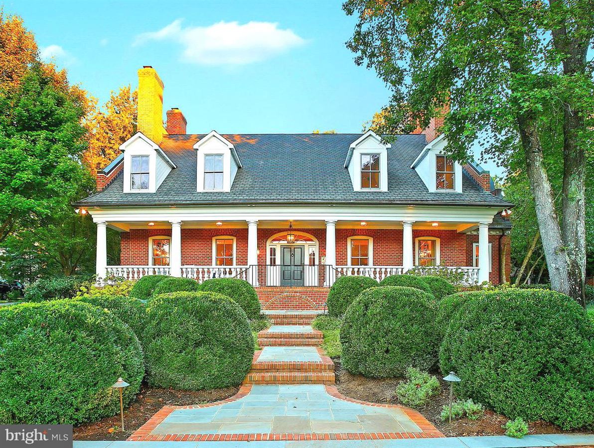PREMIER SOUTHERN LIVING STYLE WATERFRONT RESIDENCE