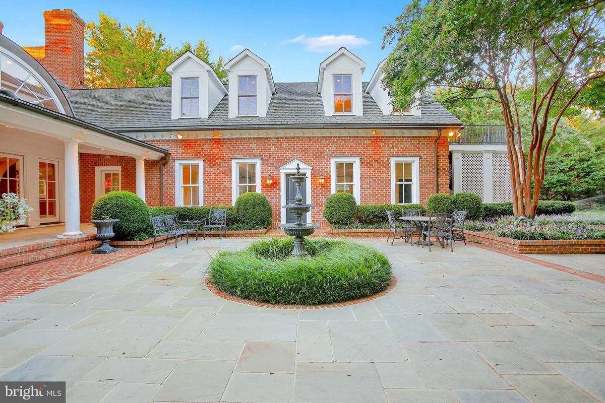 PREMIER SOUTHERN LIVING STYLE WATERFRONT RESIDENCE