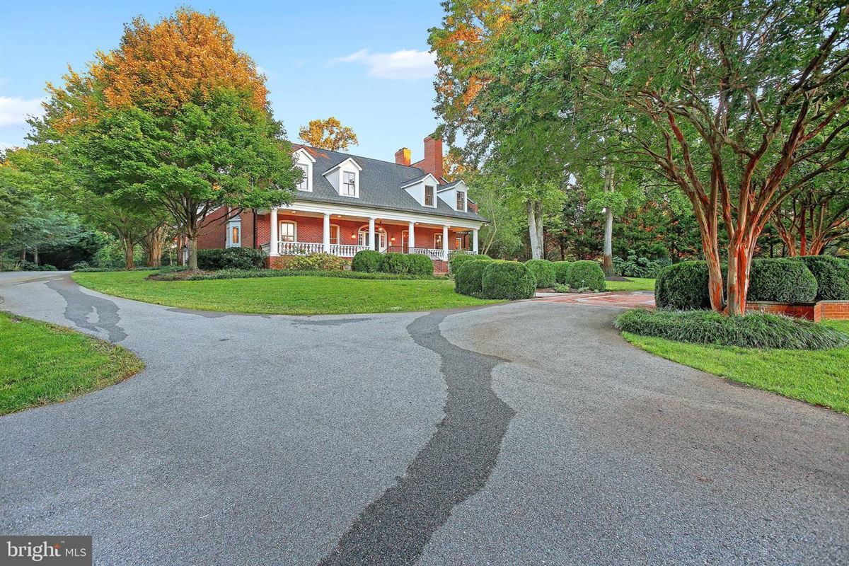 PREMIER SOUTHERN LIVING STYLE WATERFRONT RESIDENCE