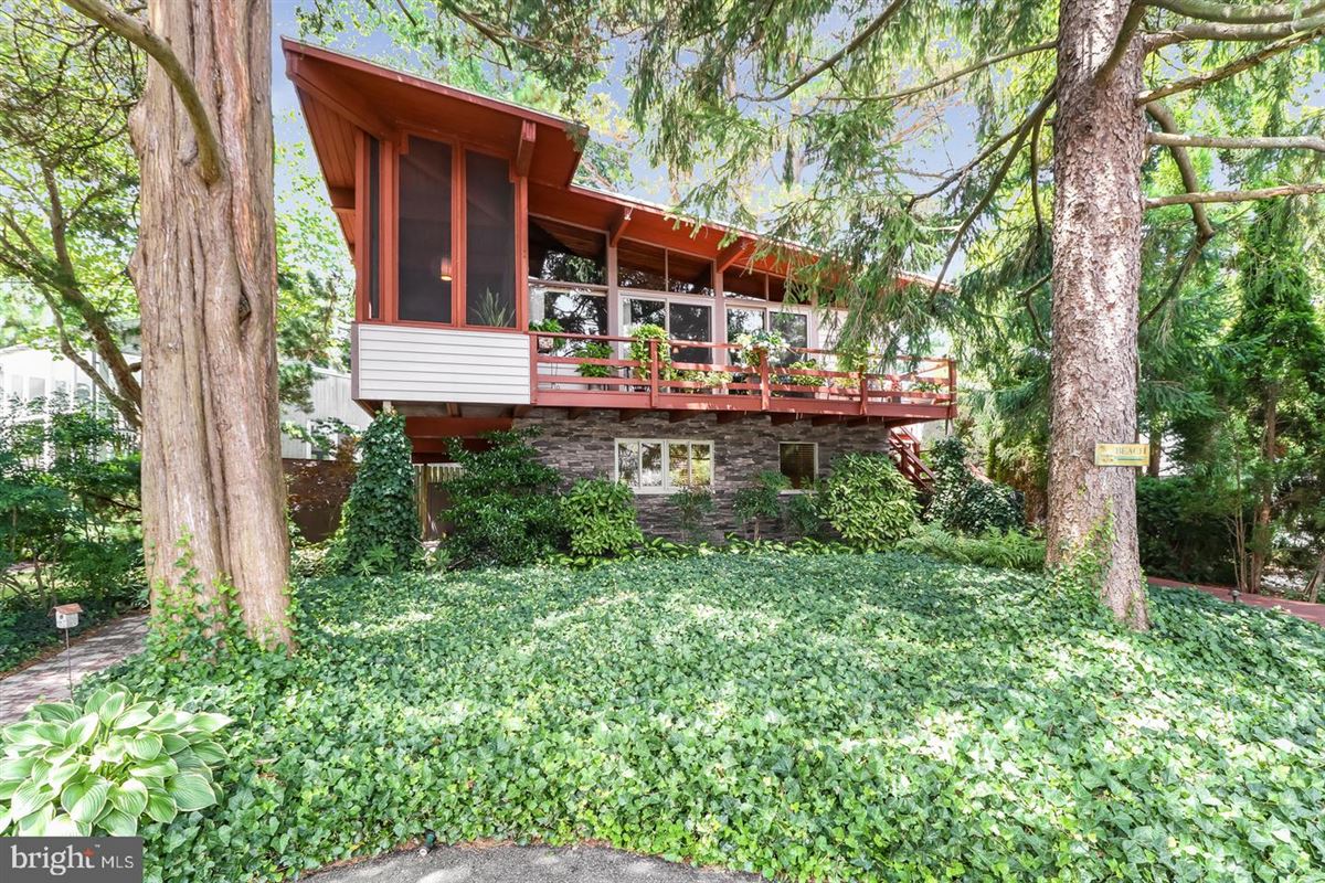 REHOBOTH COASTAL REFUGE IN SILVER LAKE MANOR Delaware Luxury Homes