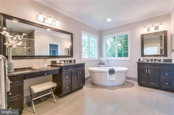 Luxury homes 安静街道上的优质新家