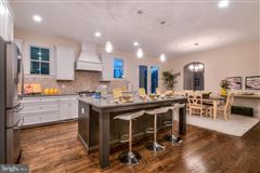 Luxury real estate 安静街道上的优质新家