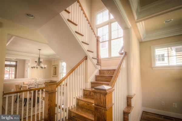 Mansions 安静街道上的优质新家