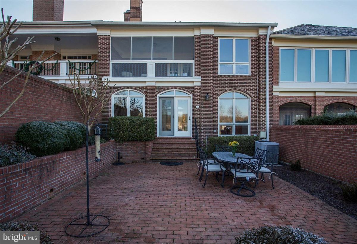 PRISTINE RENOVATED FOUR LEVEL TOWNHOME Maryland Luxury Homes