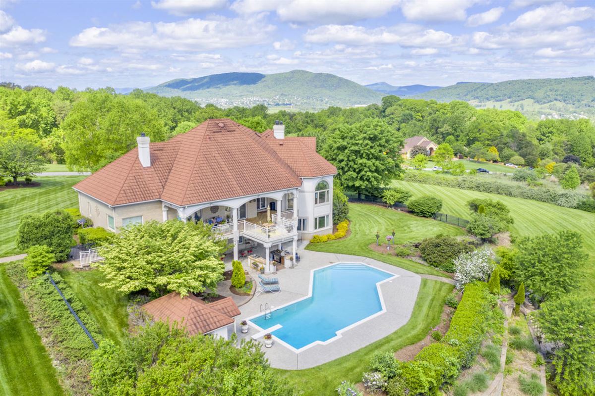 EXCEPTIONAL PROPERTY IN GATED ESTATES COMMUNITY Virginia Luxury Homes