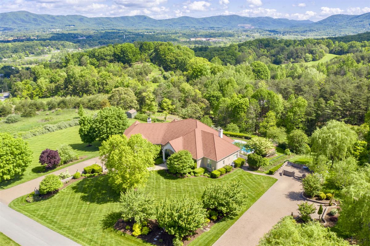 EXCEPTIONAL PROPERTY IN GATED ESTATES COMMUNITY Virginia Luxury Homes
